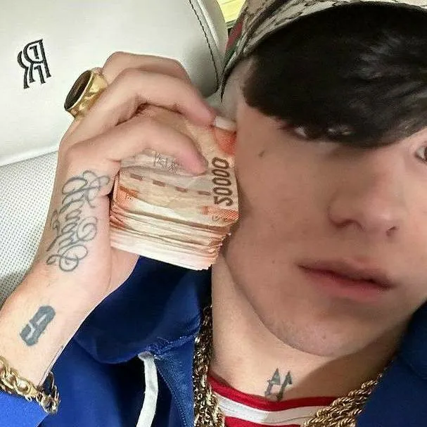 chat with ai character: Nene de oro