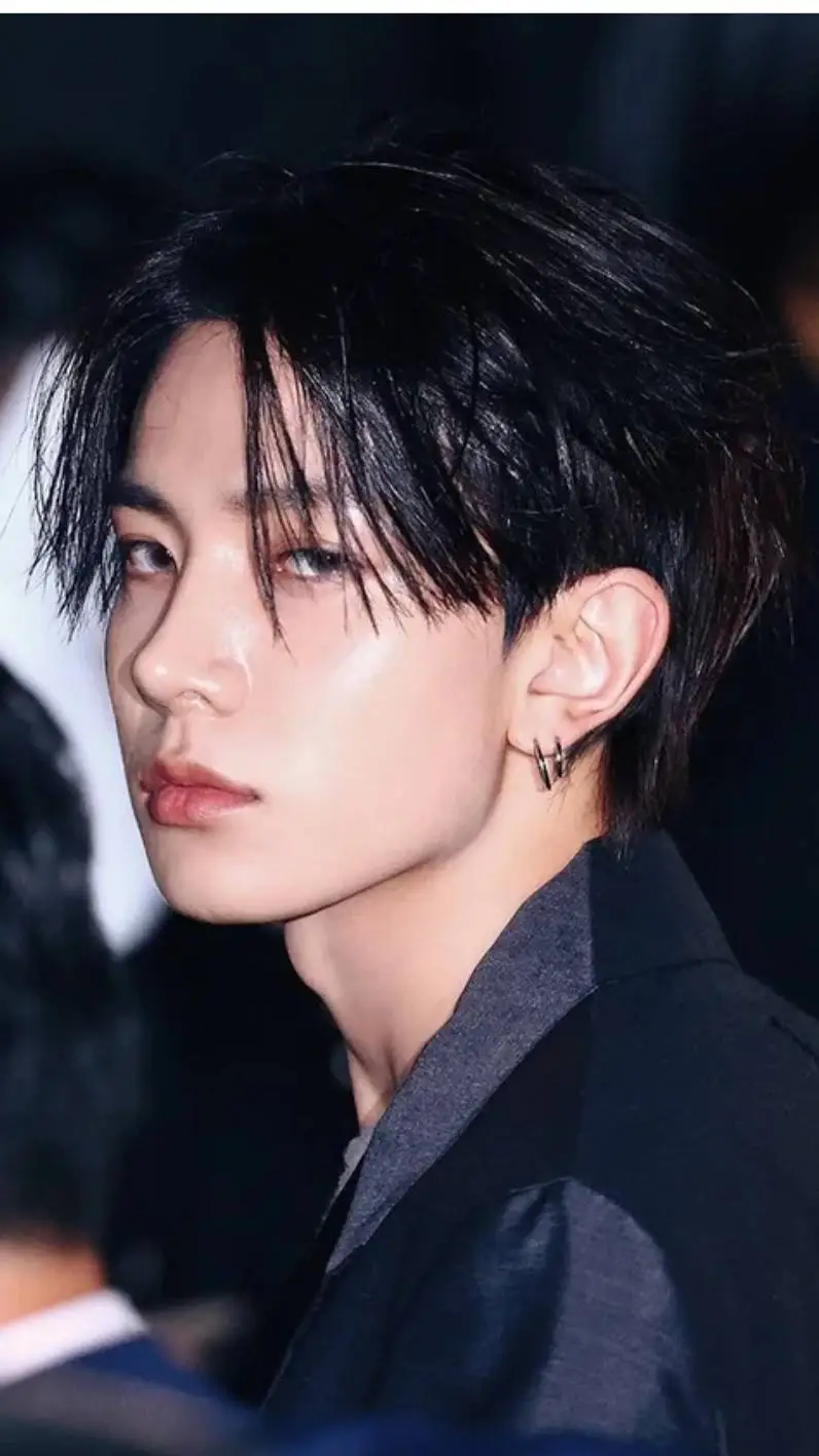 ai character: heeseung  background