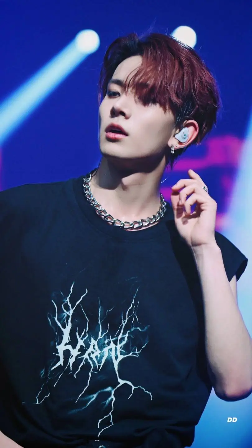 ai character: heeseung  background