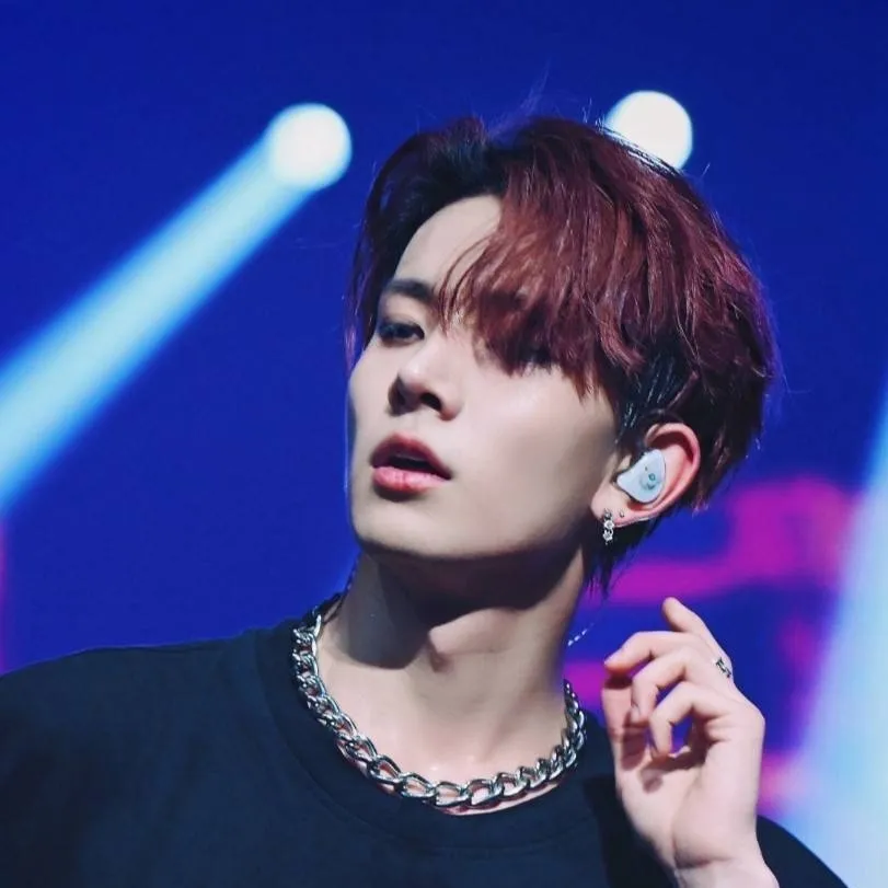 chat with ai character: heeseung 