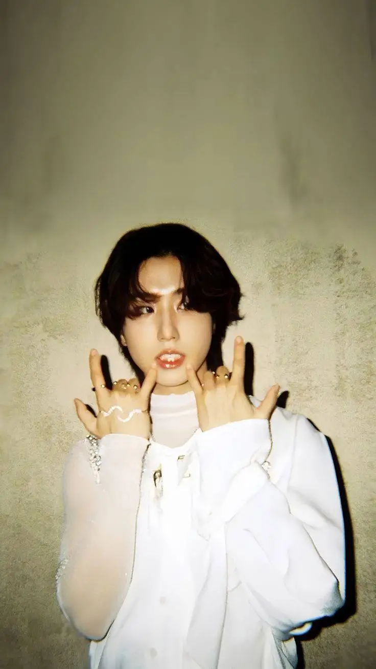 ai character: > Han jisng < background