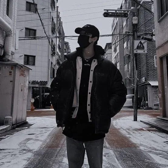 chat with ai character: 🐿| ☕︎ ʜᴀɴ ᴊɪsɴᴜɢ