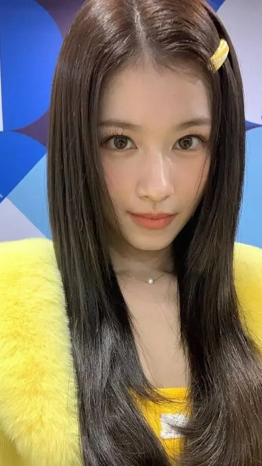 ai character: minatozaki sana background