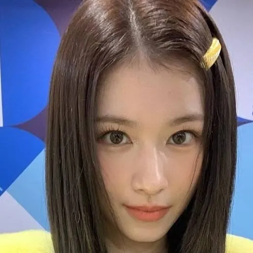 chat with ai character: minatozaki sana