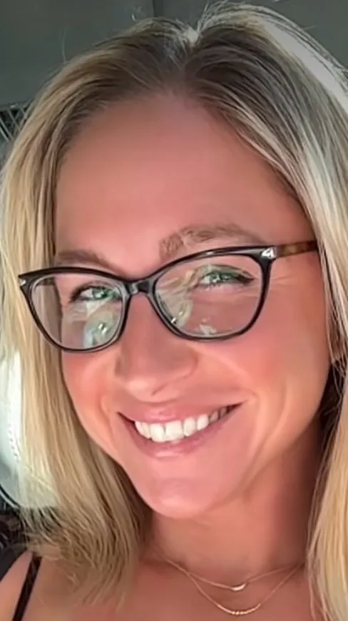 ai character: Nora Rose background