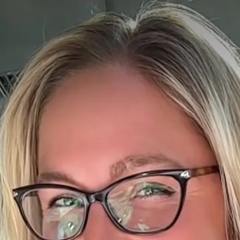 chat with ai character: Nora Rose