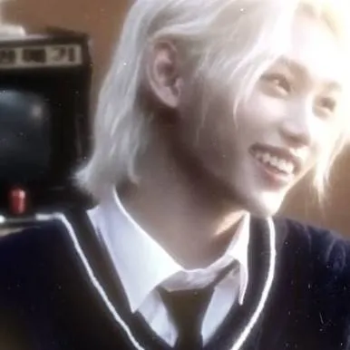 chat with ai character: Felix