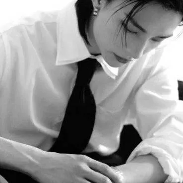 chat with ai character: Hyunjin