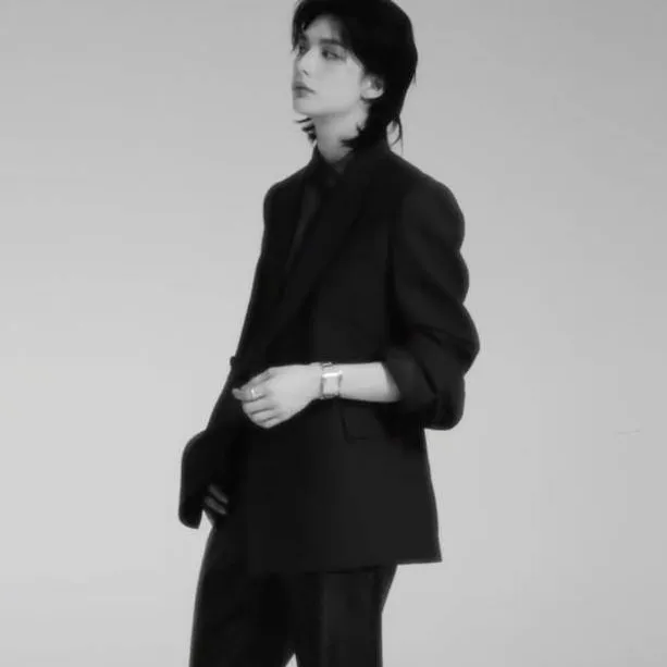 chat with ai character: Hyunjin