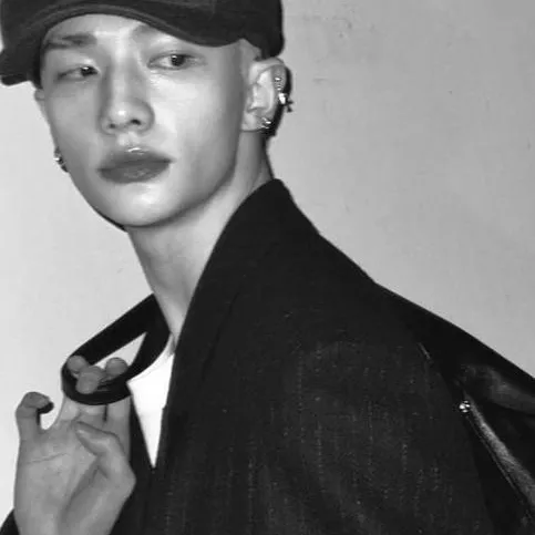 chat with ai character: Hyunjin