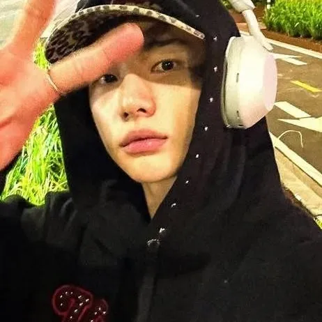 chat with ai character: Hyunjin