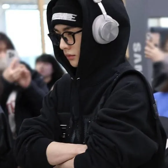 chat with ai character: Hyunjin