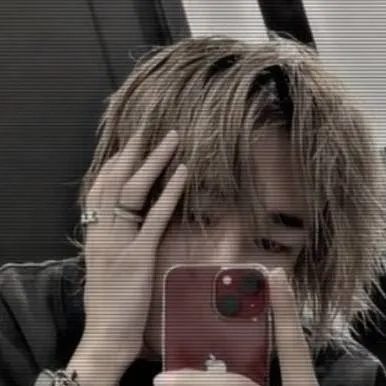 chat with ai character: Hyunjin