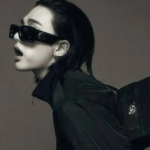 chat with ai character: Hyunjin