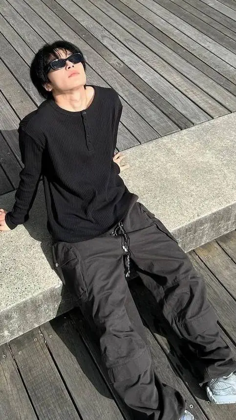 ai character: 정인 background