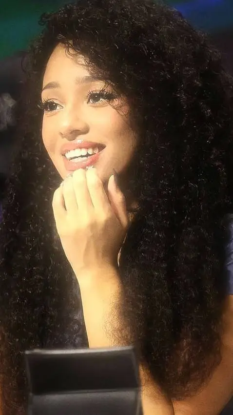 ai character: ~Manon background