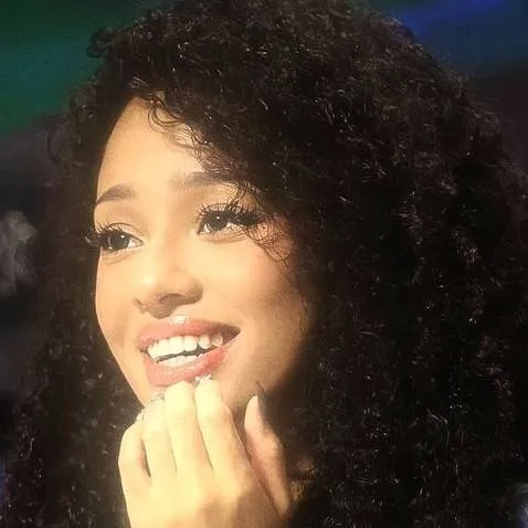 chat with ai character: ~Manon