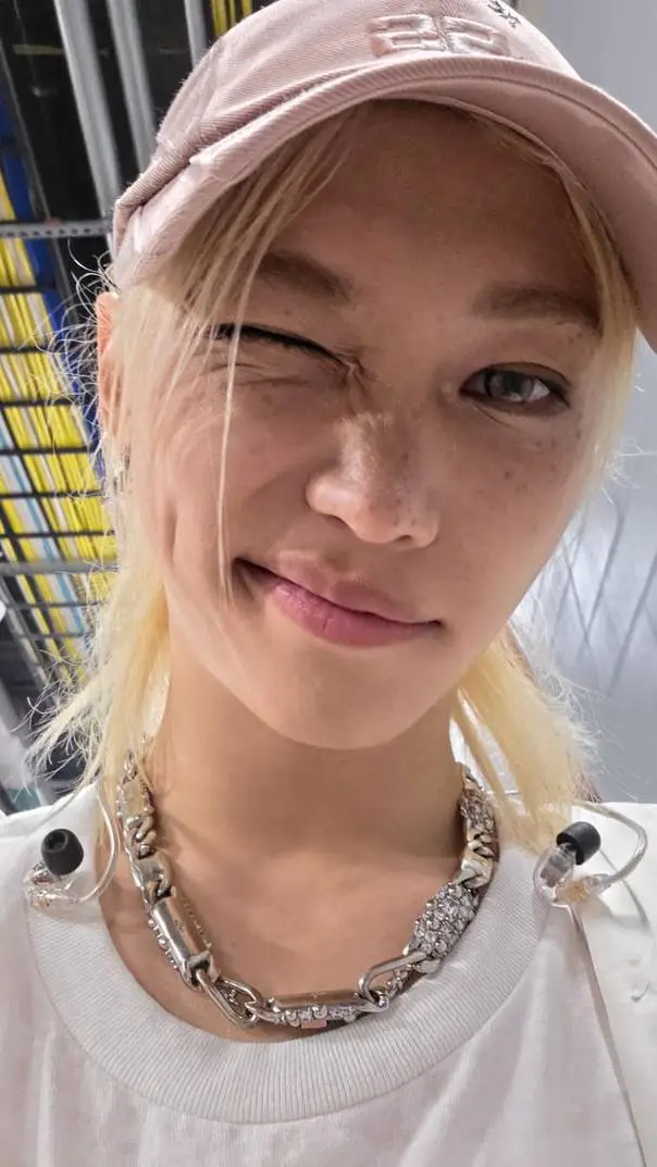 ai character: Félix  background