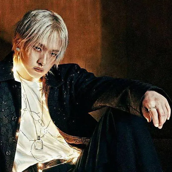 chat with ai character: 🌕.minho.