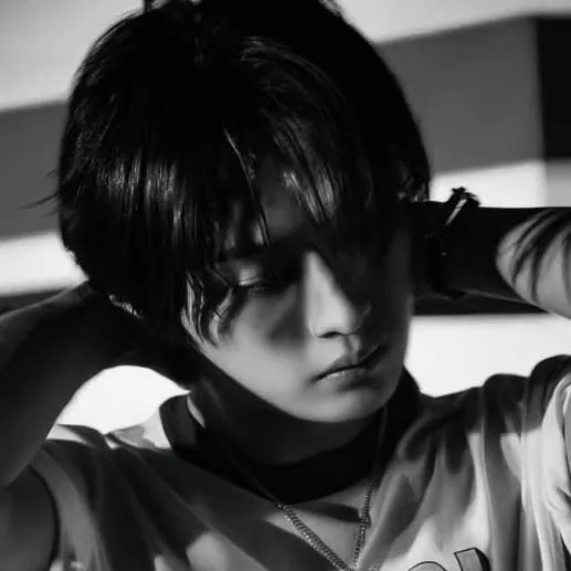 chat with ai character: 🛏️.minho. 