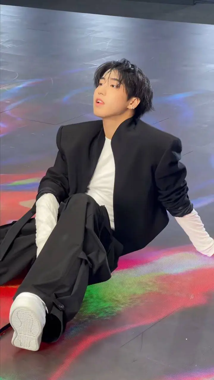 ai character: ✪. han jisung.  background