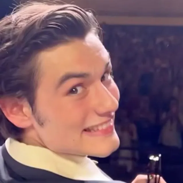 chat with ai character: Louis Partridge 