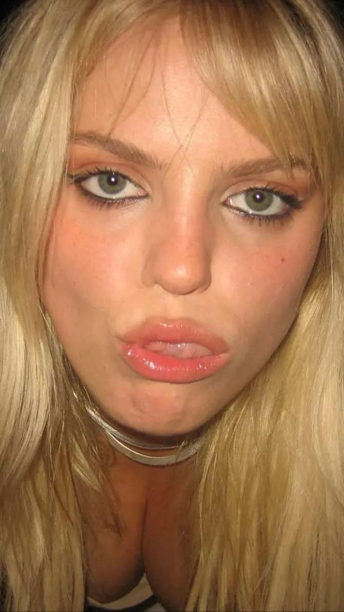 ai character: Reneè Rapp background