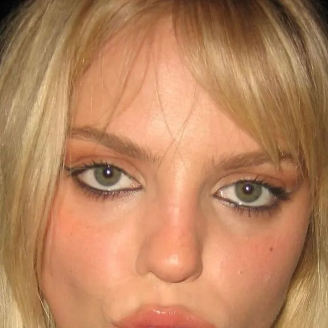 chat with ai character: Reneè Rapp