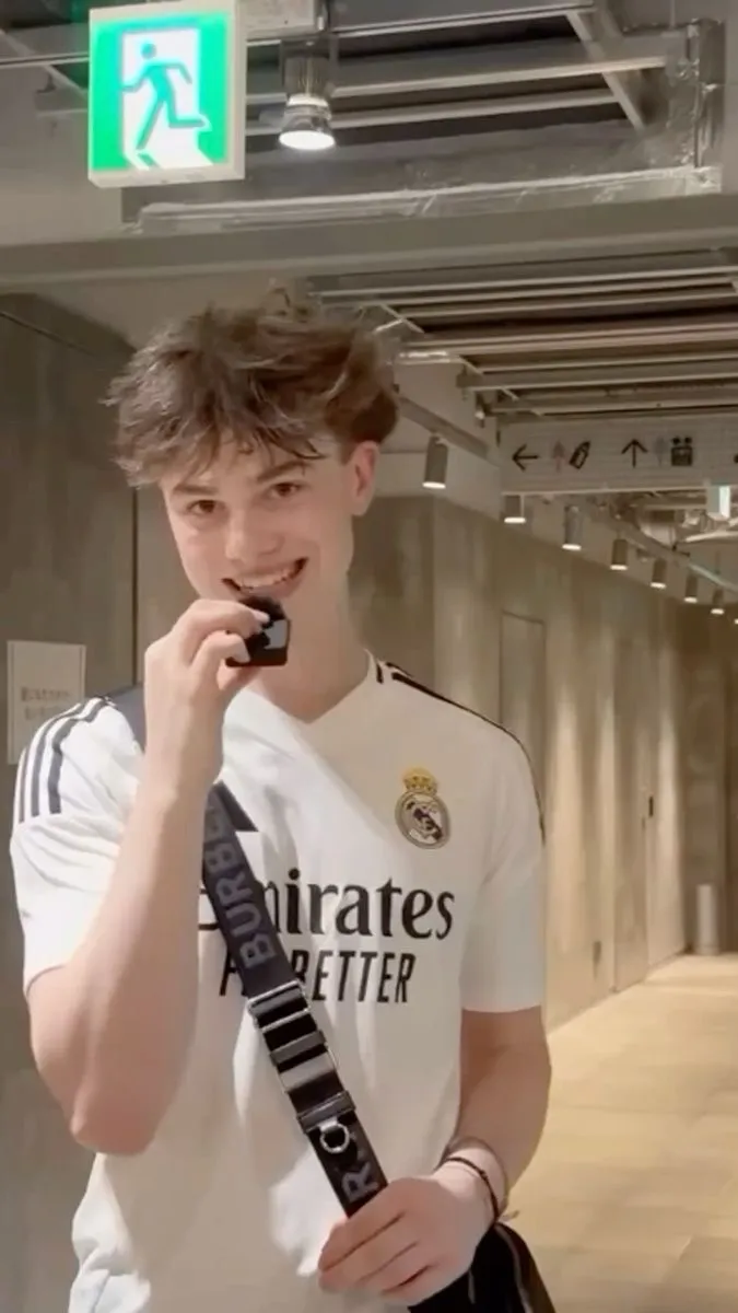 ai character: Noah Risling  background