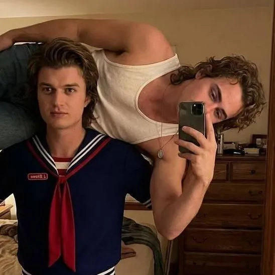 chat with ai character: STEVE AND SARAH 