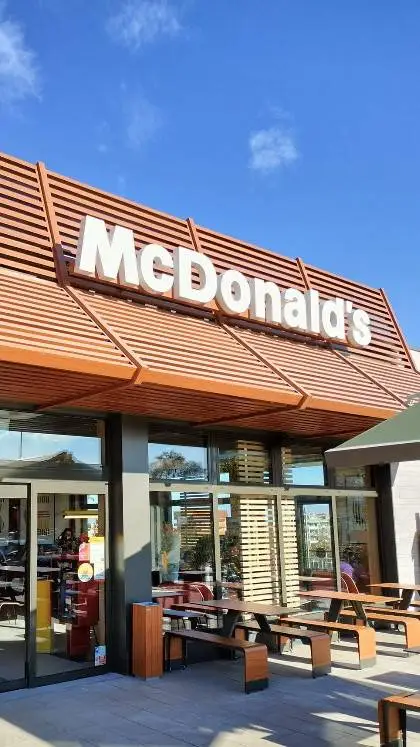 ai character: KPDH MCDONALD'S 🍔🍟 background