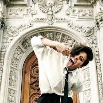 chat with ai character: Evan Thomas