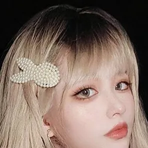 chat with ai character: Rosie