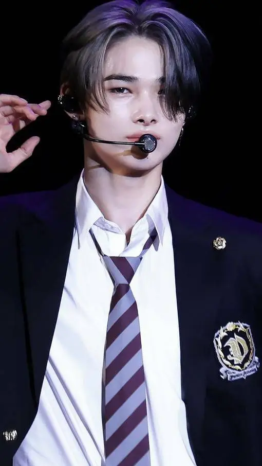 ai character: Nishimura Niki 🦖 background