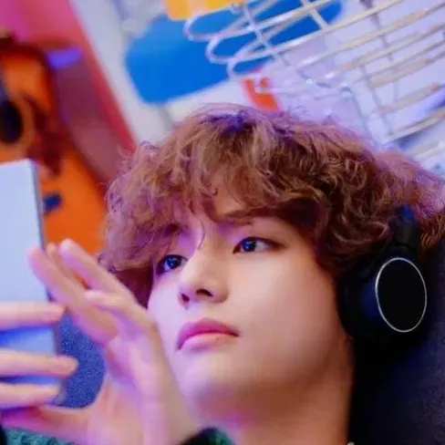 chat with ai character: Kim Taehyung
