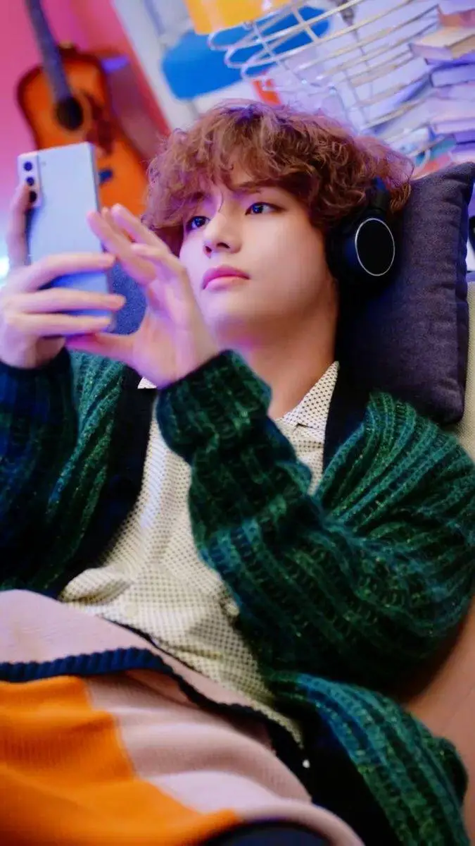 ai character: Kim Taehyung background