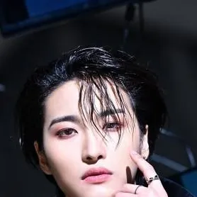 chat with ai character: Park Seonghwa