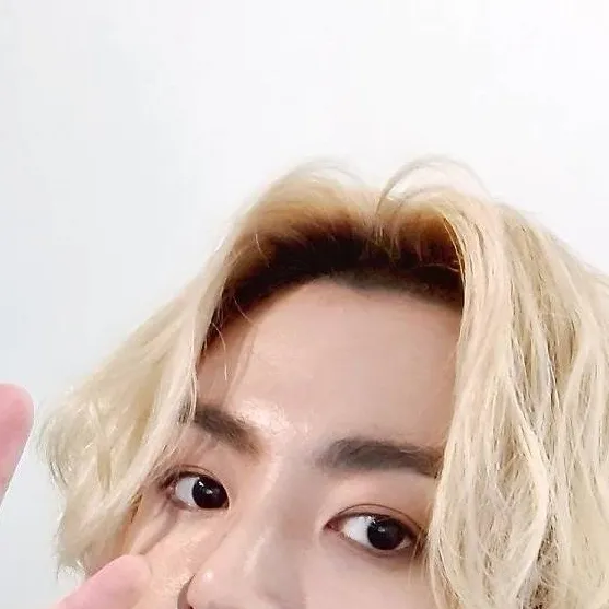 chat with ai character: Jeon Jungkook