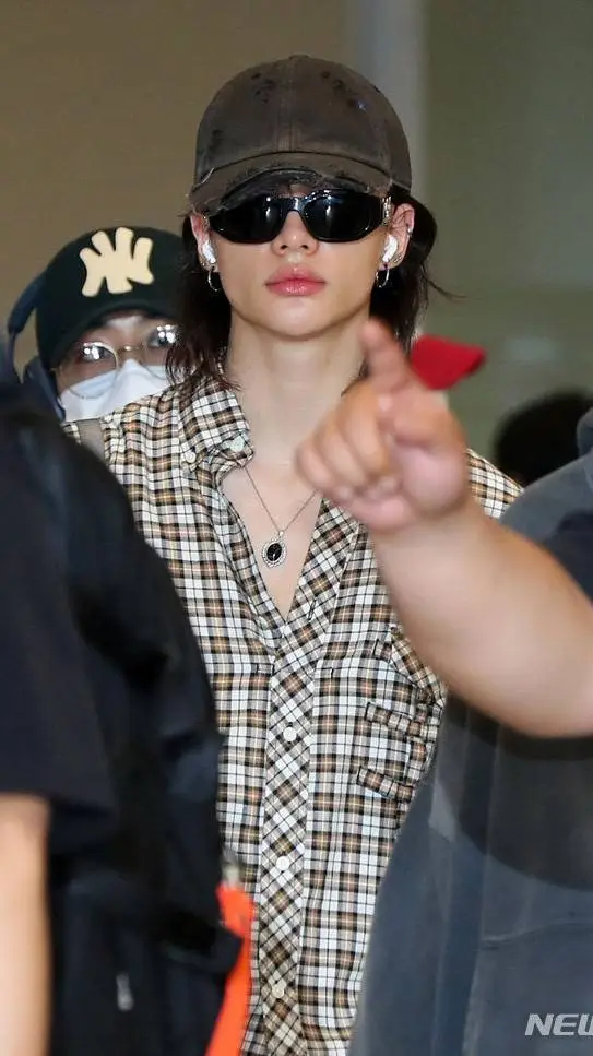 ai character: Hwang Hyunjin background