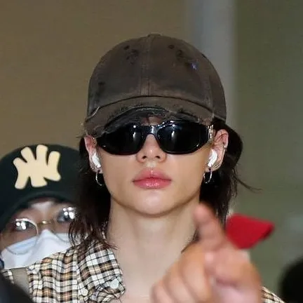 chat with ai character: Hwang Hyunjin