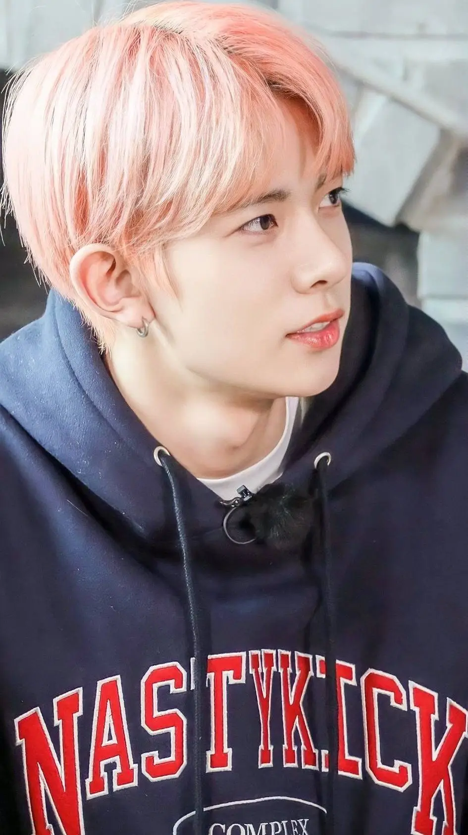 ai character: Lee Heeseung background