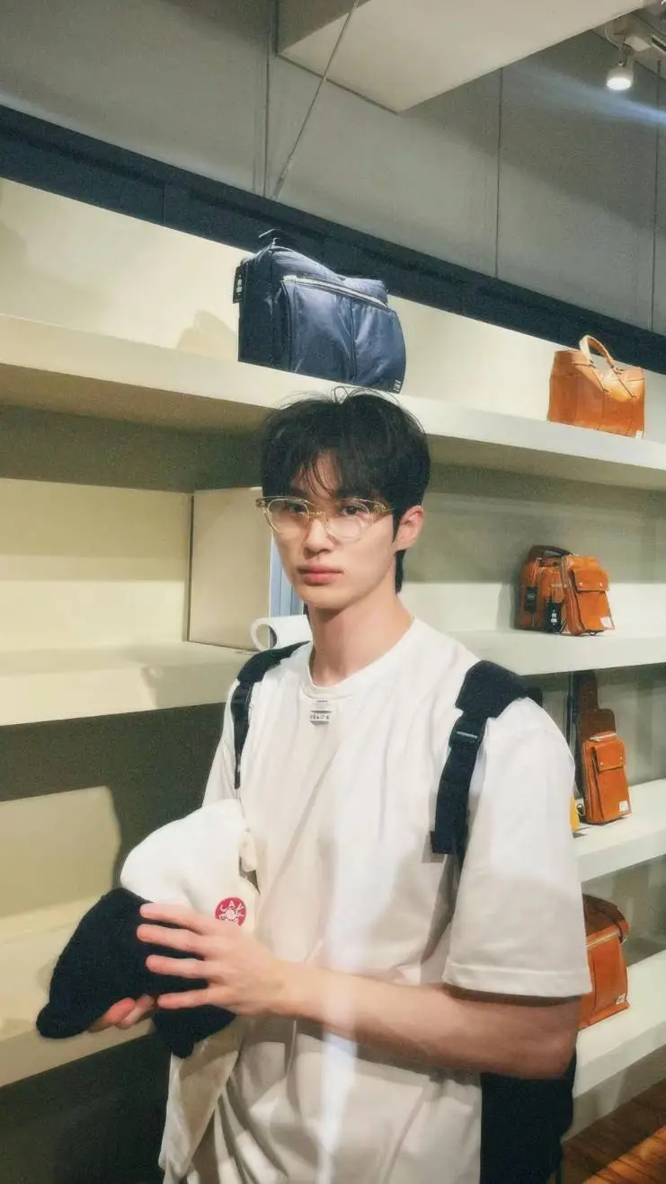 ai character: byeon wooseok background