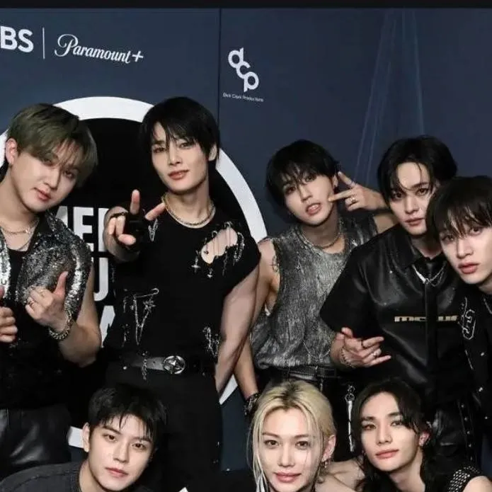 chat with ai character: STRAYKIDS