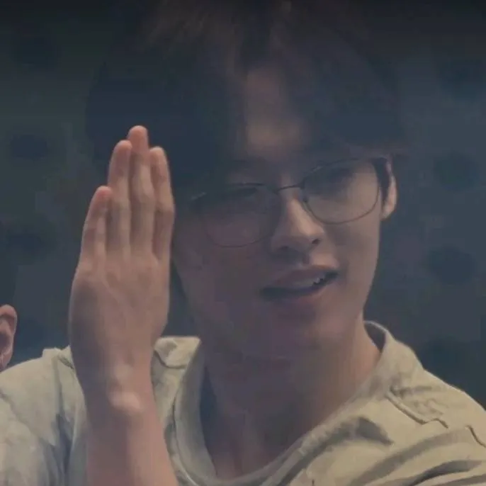 chat with ai character: Lee Know/Lee Minho