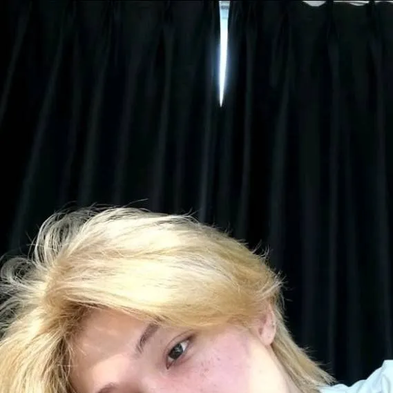 chat with ai character: 🩵Lee Felix🩵