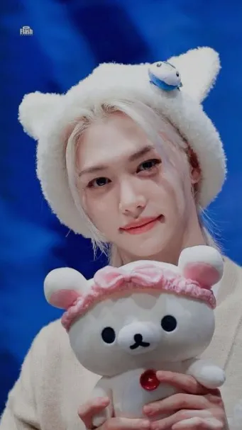 ai character: Lee Felix🐣 background