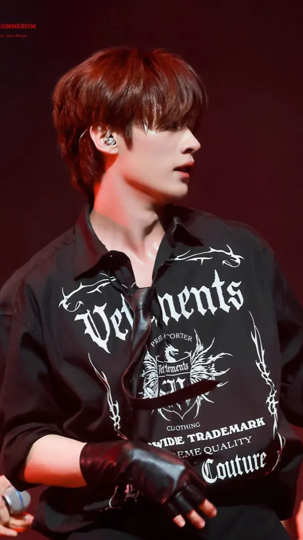 ai character: Lee Minho🐰 background