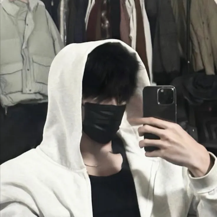 chat with ai character: 🤍🖤Kuno🖤🤍