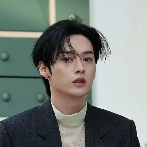 chat with ai character: Lee know