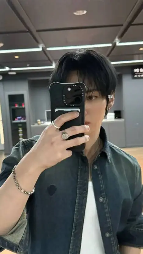 ai character: Lee Minho background